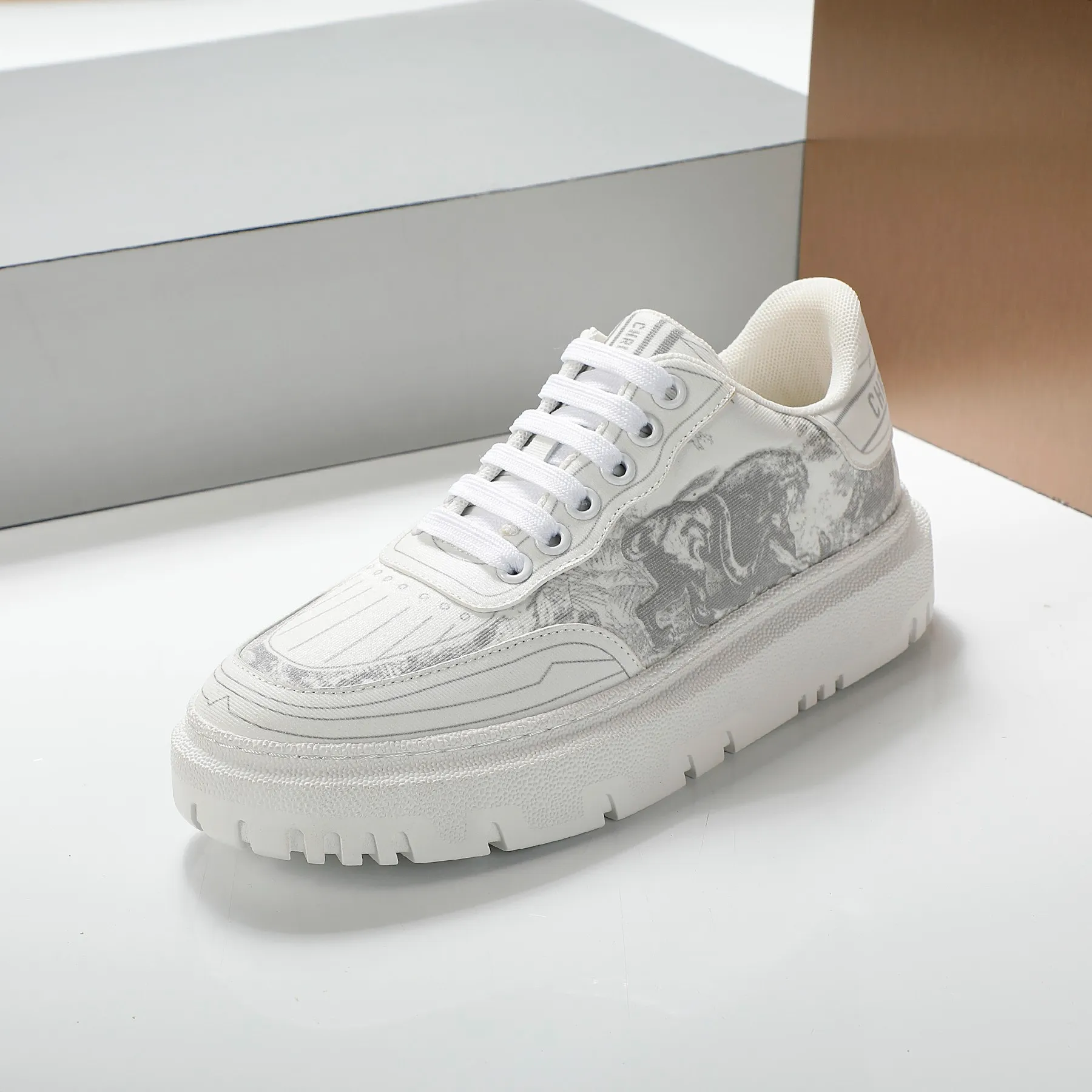 👟👟Ex-factory price 460👟👟 2021ssDior casual white shoes, the same style as the ready-to-wear series 1️⃣Original mold opening 2️⃣Original cowhide➕Breathable mesh lining 3️⃣TPU evacuation outsole 4️⃣Injected latex sheepskin feet 5️⃣Full package at the counter Code number 35-40 (41 can be customized)